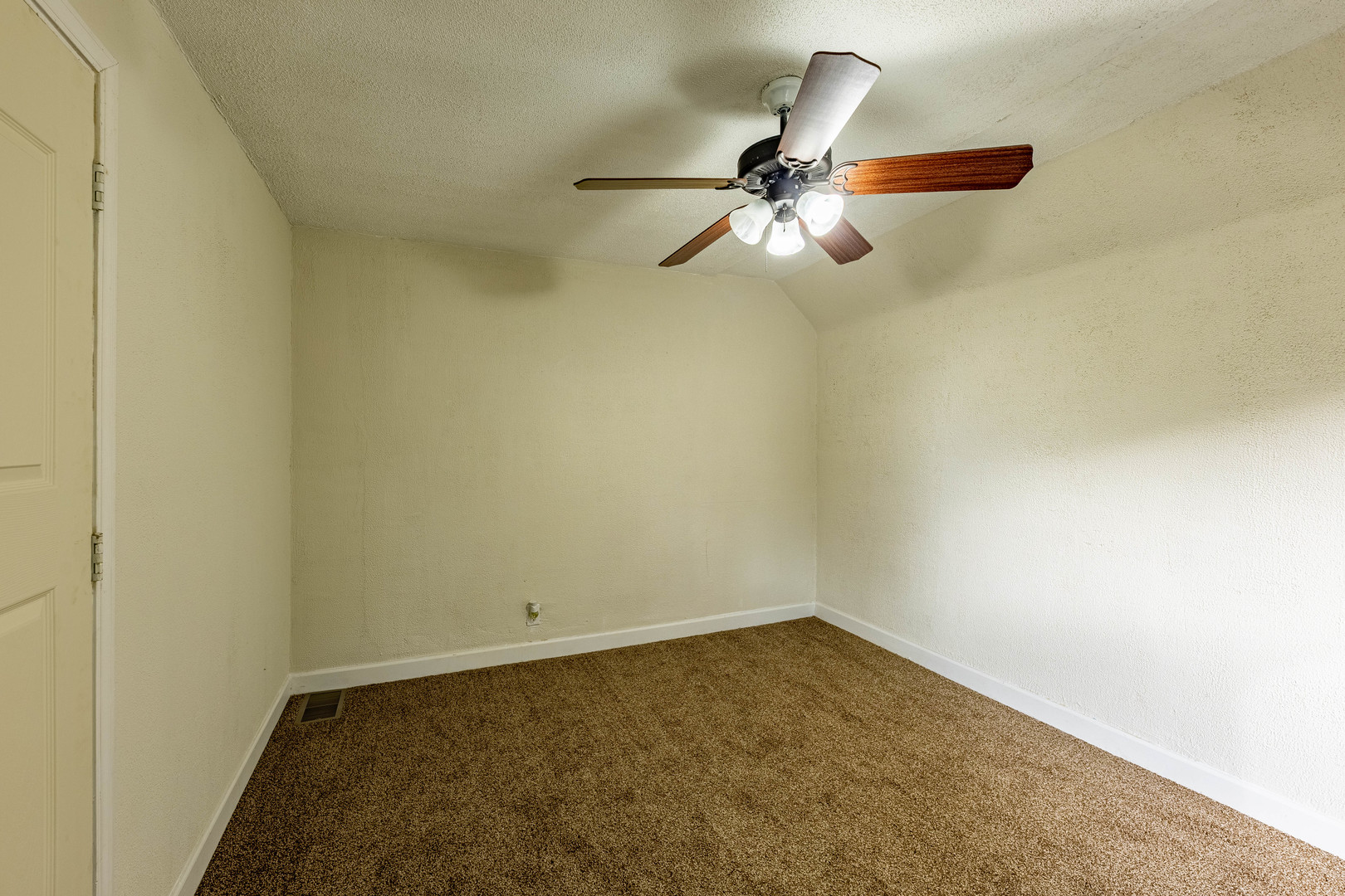 2318 Gideon Avenue Zion, IL 60099 - Photo 19 of 30 an empty room with a ceiling fan and window