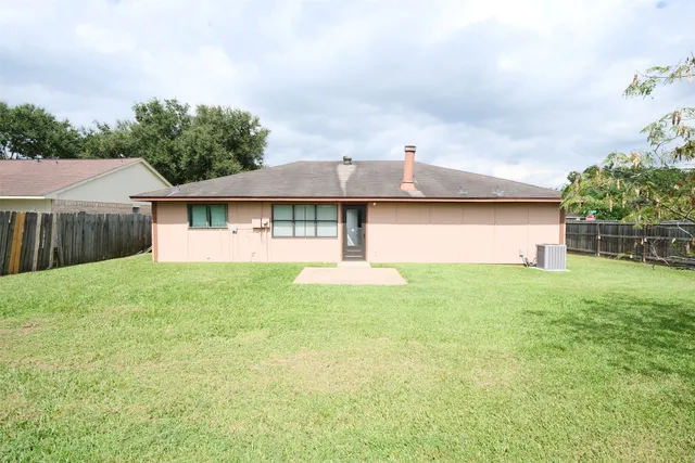 a view of a house with a backyard
