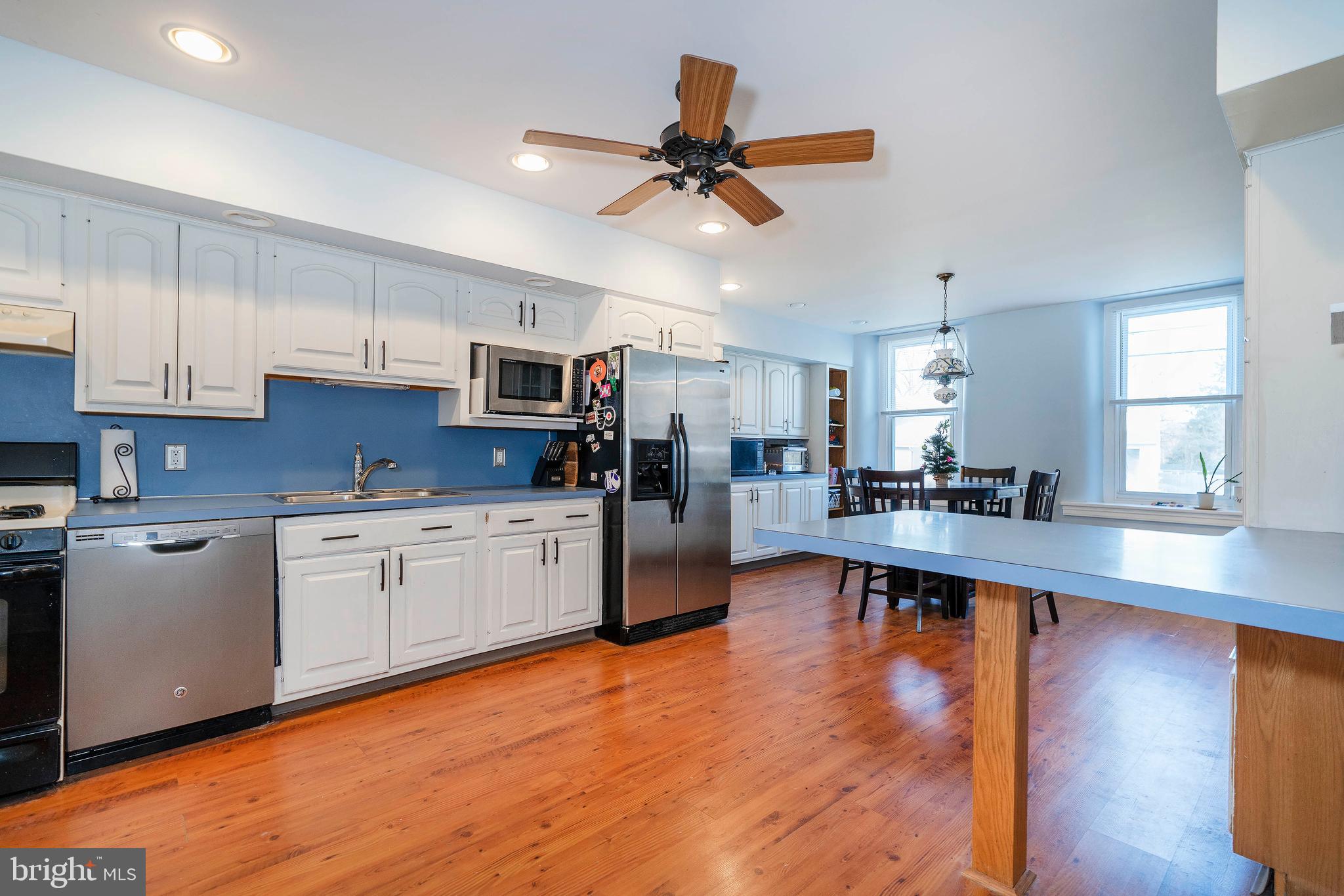 337 Ruth Avenue Aston, PA 19014 - Photo 11 of 31 Enormous kitchen with updated appliances