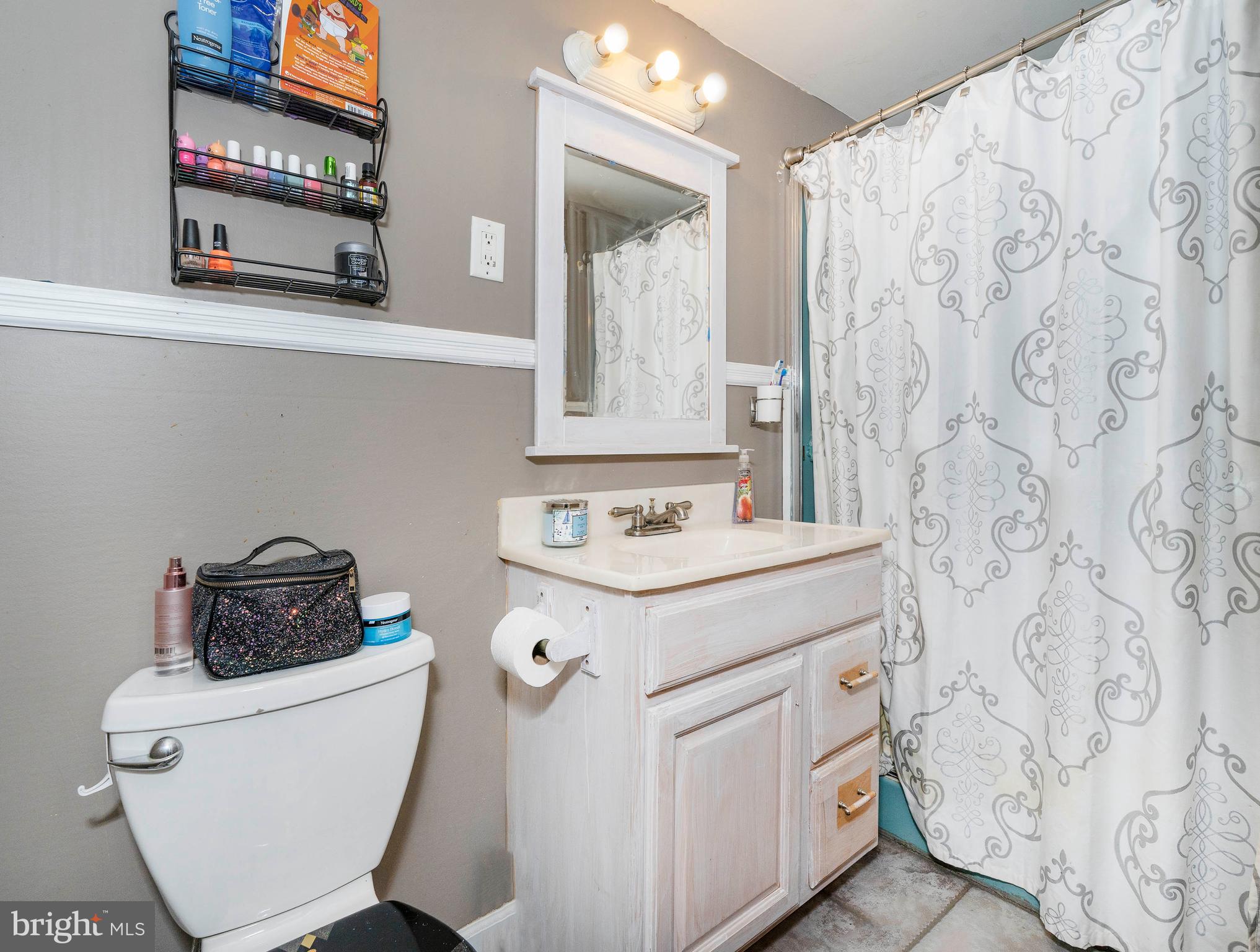 337 Ruth Avenue Aston, PA 19014 - Photo 18 of 31 Main Floor Full Bathroom