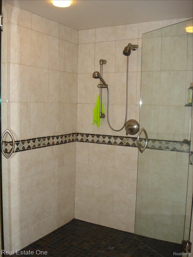 30271 Westgate Road Farmington, MI 48334 - Photo 9 of 12 Beautiful full bath