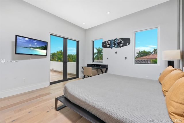 $5,350,000 | 364 Golden Beach Drive, Golden Beach, FL 33160