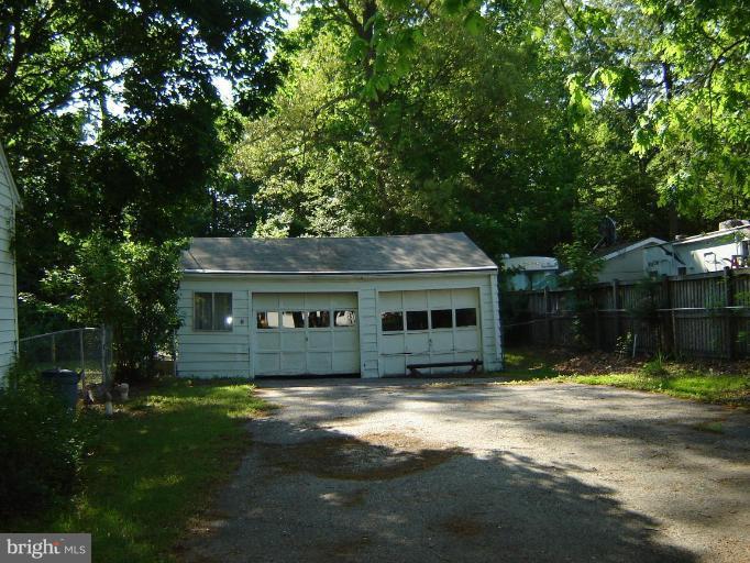 37 Brookfield Road Pasadena, MD 21122 - Photo 2 of 10 GARAGE