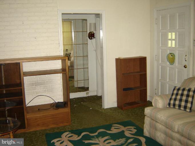 37 Brookfield Road Pasadena, MD 21122 - Photo 4 of 10 Living Room