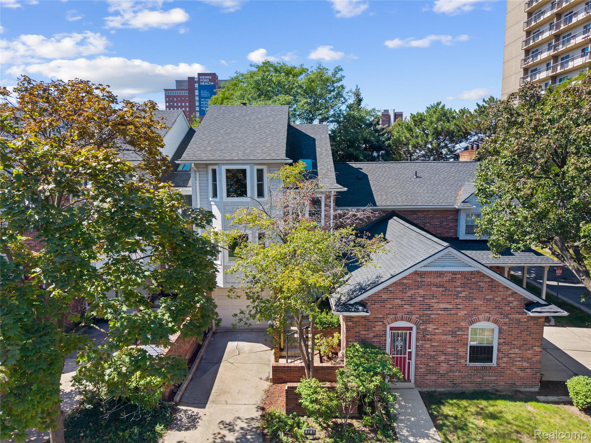 826 Seville Row Detroit, MI 48202 - Photo 35 of 44 DJI_20260911124900_0119_D.jpg