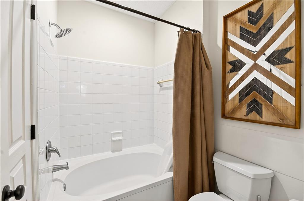 10 Perimeter Summit Boulevard, Unit 4113 Brookhaven, GA 30319 - Photo 23 of 53 a bathroom with a toilet and a bathtub
