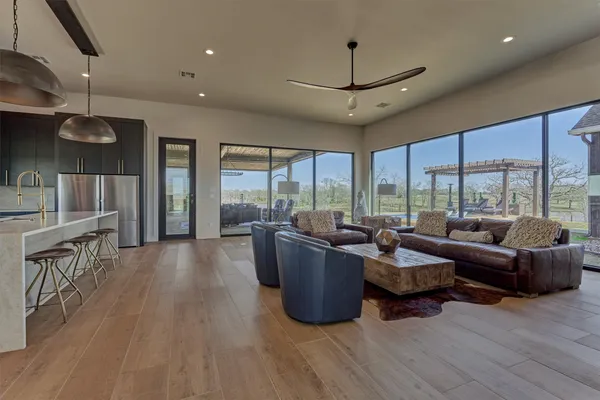 $8,999,999 | 22199 Interstate Highway North, Buffalo, TX 75831