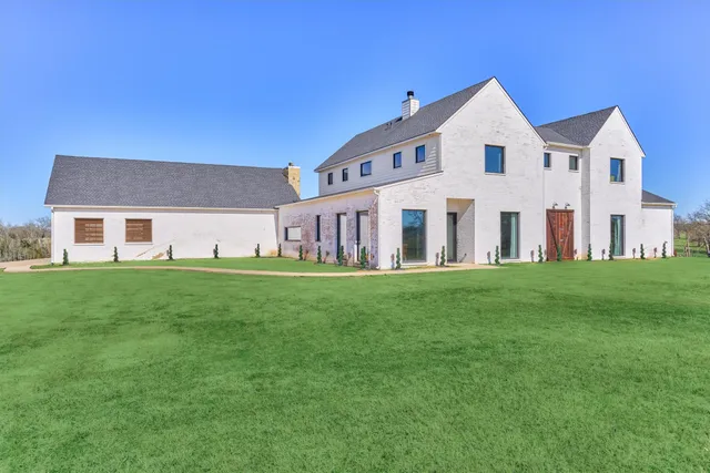 a view of an house with backyard and garden