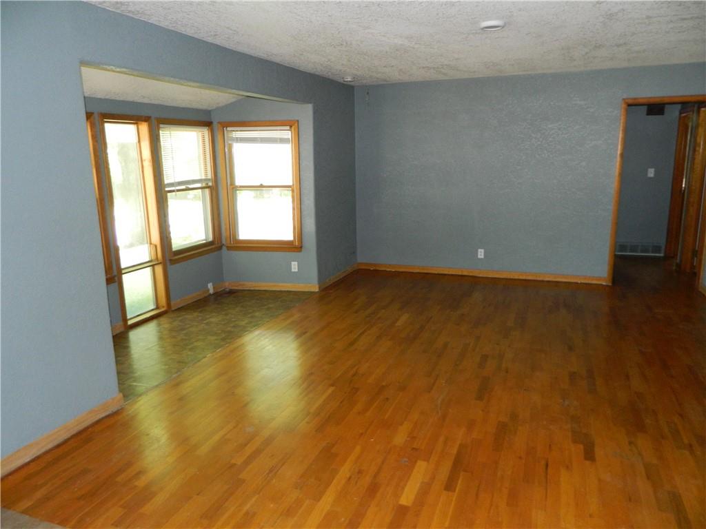 923 Crestline Drive Lawrence, KS 66049 - Photo 3 of 11