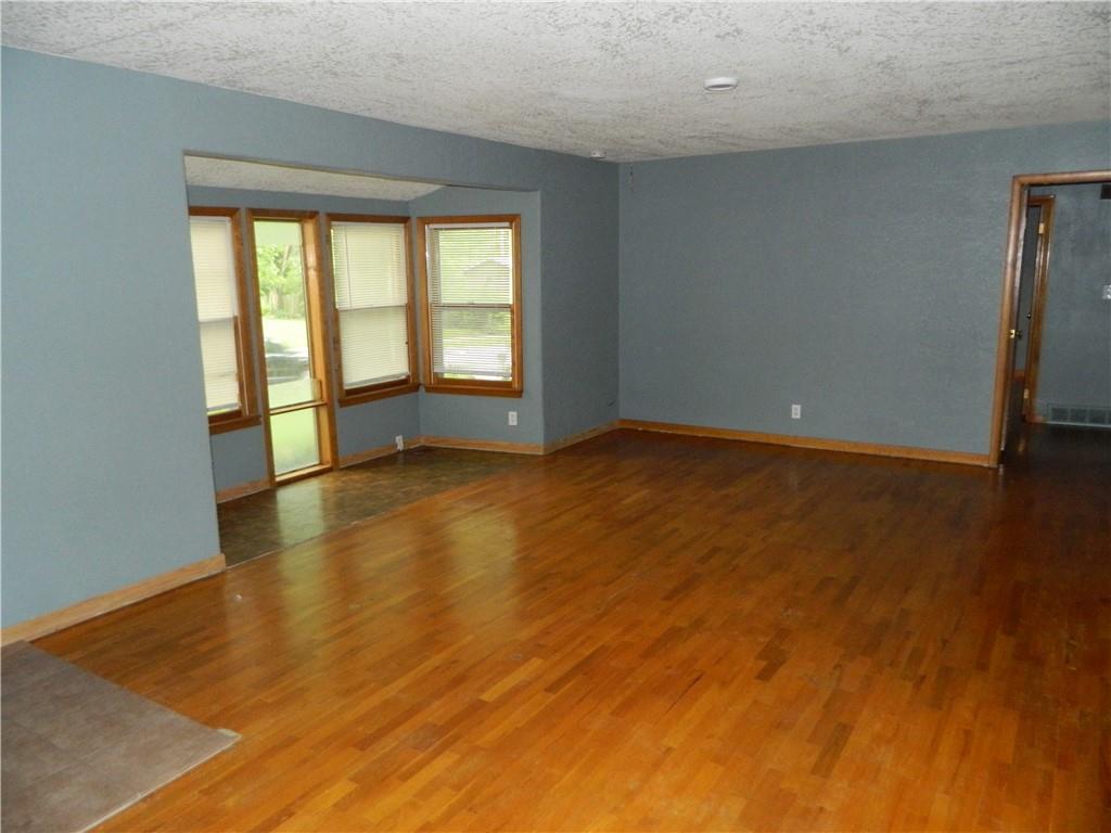 923 Crestline Drive Lawrence, KS 66049 - Photo 4 of 11