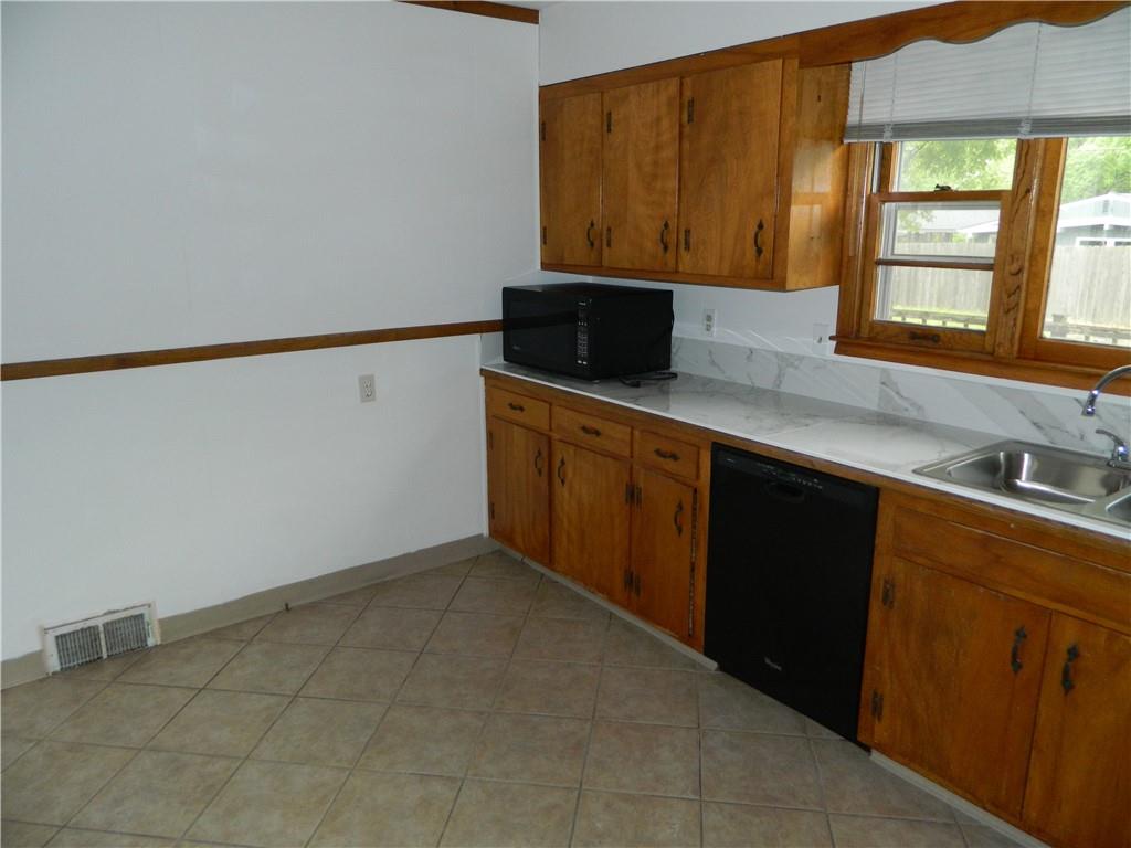 923 Crestline Drive Lawrence, KS 66049 - Photo 6 of 11