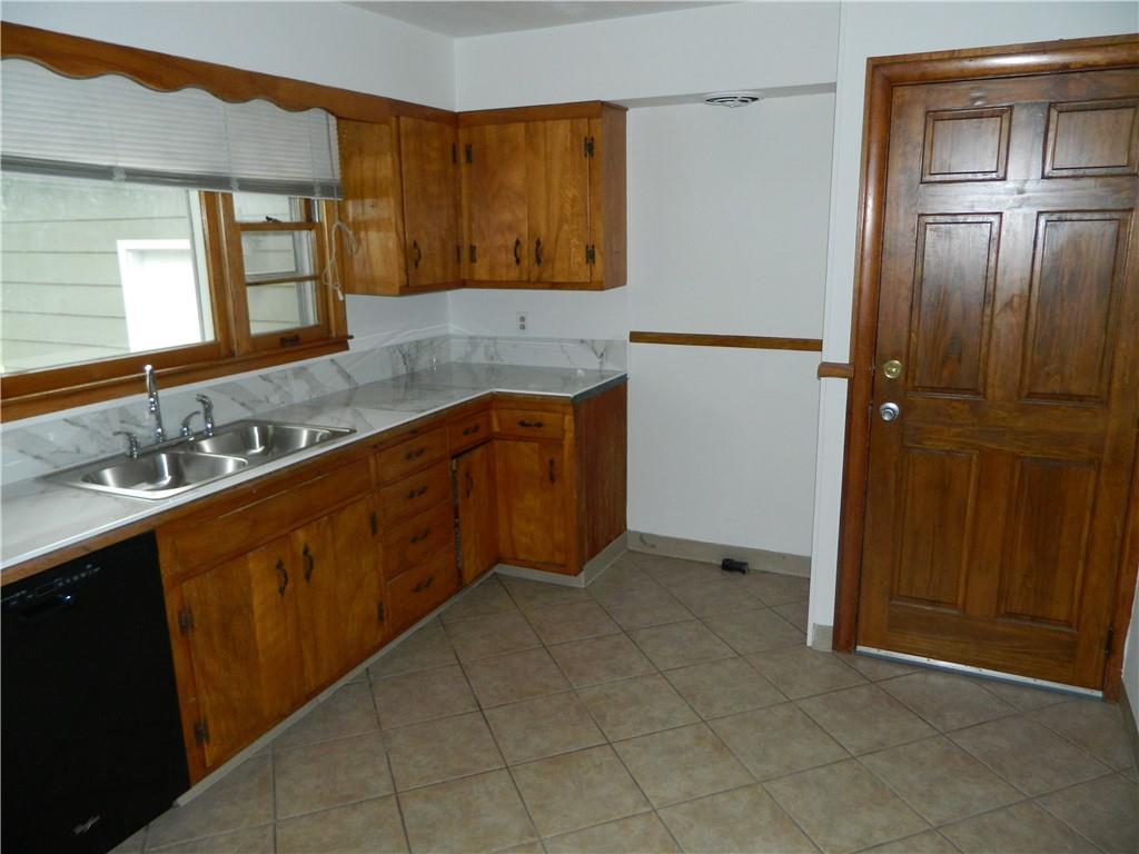 923 Crestline Drive Lawrence, KS 66049 - Photo 7 of 11