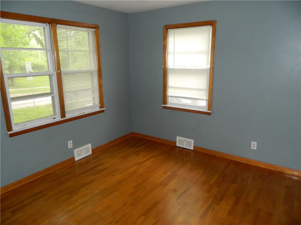 923 Crestline Drive Lawrence, KS 66049 - Photo 9 of 11