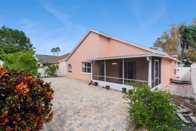 a view of a house with backyard