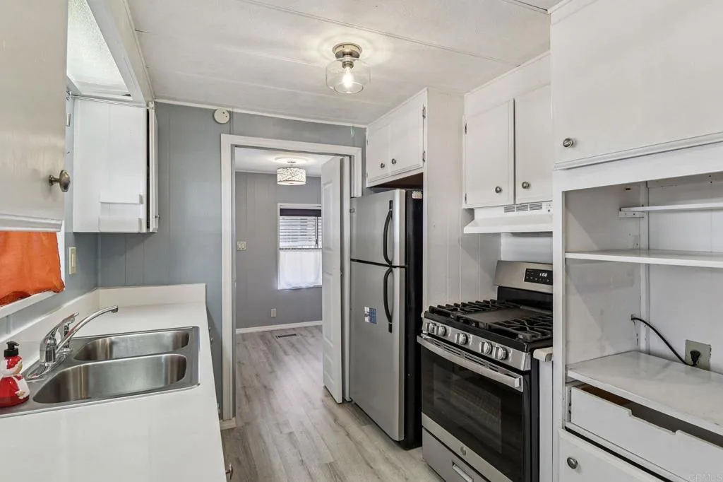 10767 Jamacha Spring Valley, Unit 217 Spring Valley, CA 91978 - Photo 7 of 24 a kitchen with a stove and a refrigerator