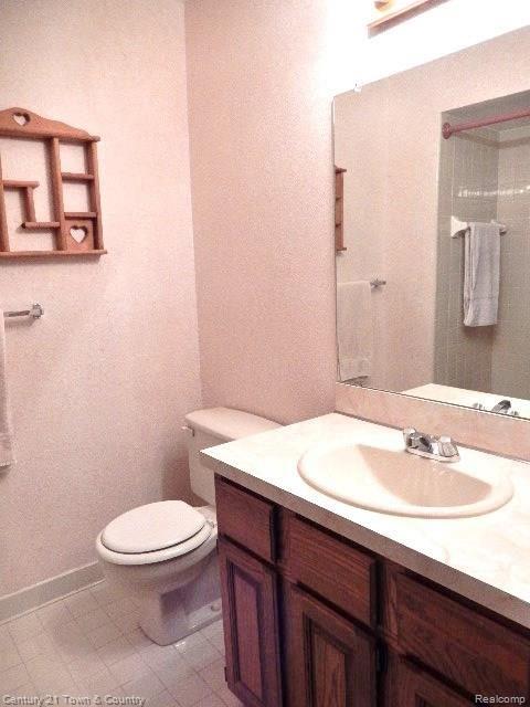 684 Tennyson, Unit 9 Rochester, MI 48307 - Photo 11 of 26 Hall Bathroom