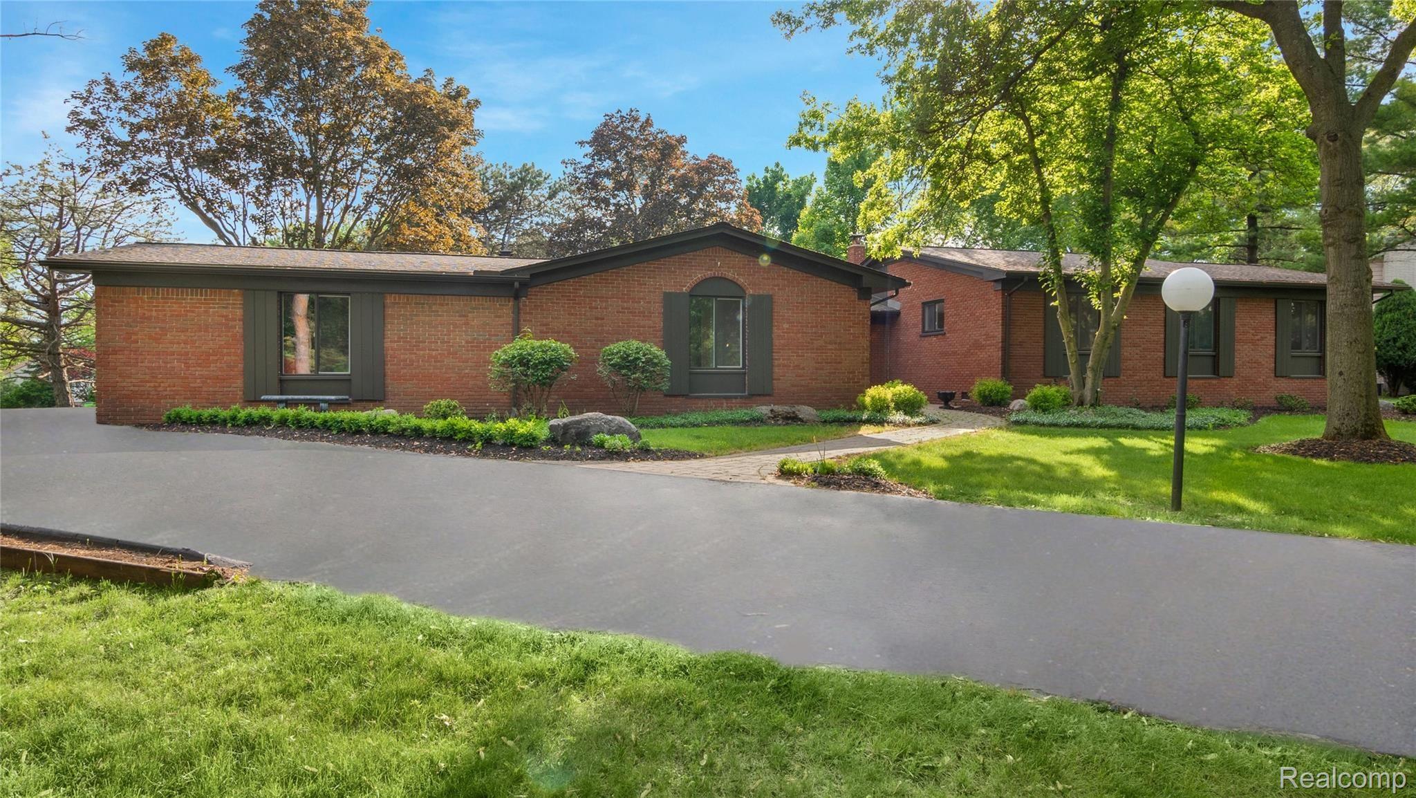 4244 Fieldbrook Road West Bloomfield, MI 48323 - Photo 40 of 43 041-4244-fieldbrook-rd-w-bloomfield-mi-48323-040.jpg