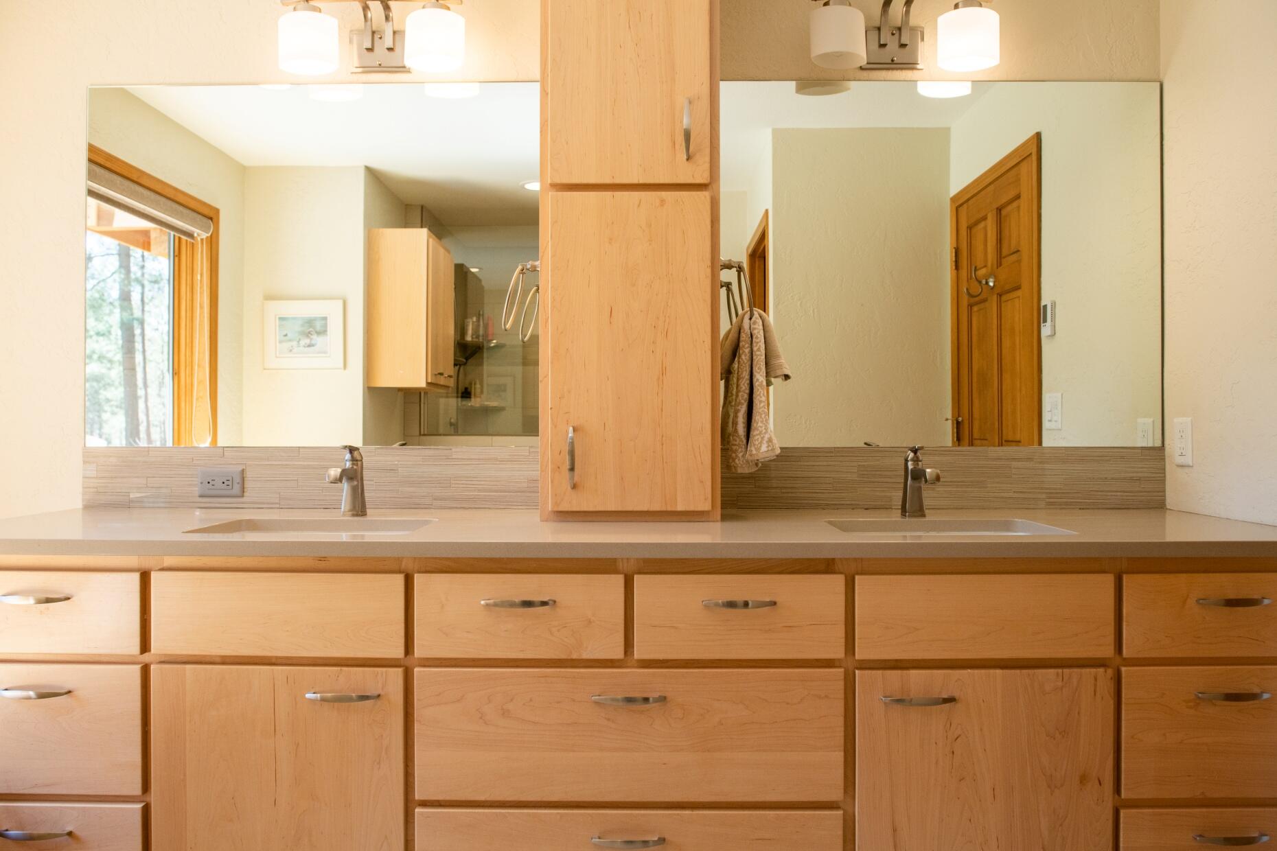 60216 East Ridgeview Drive Bend, OR 97702 - Photo 24 of 53 batch_20Master striaght on vanityRidgevi
