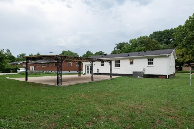 a view of a house with a backyard