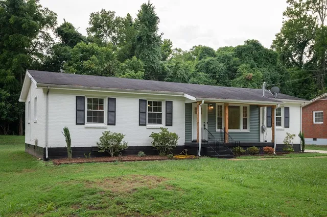 a view of a house with backyard