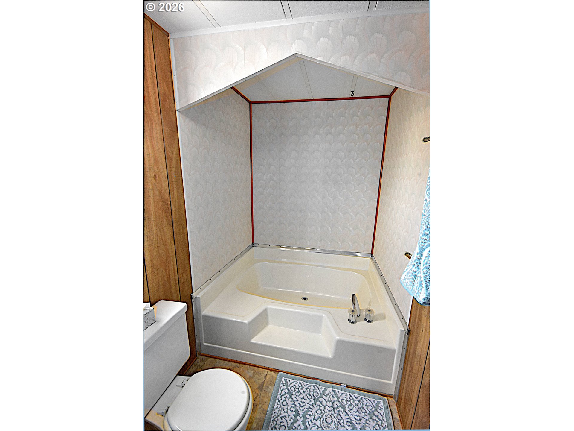 569 South 51st Place Springfield, OR 97478 - Photo 11 of 40 a bathroom with a toilet and a sink