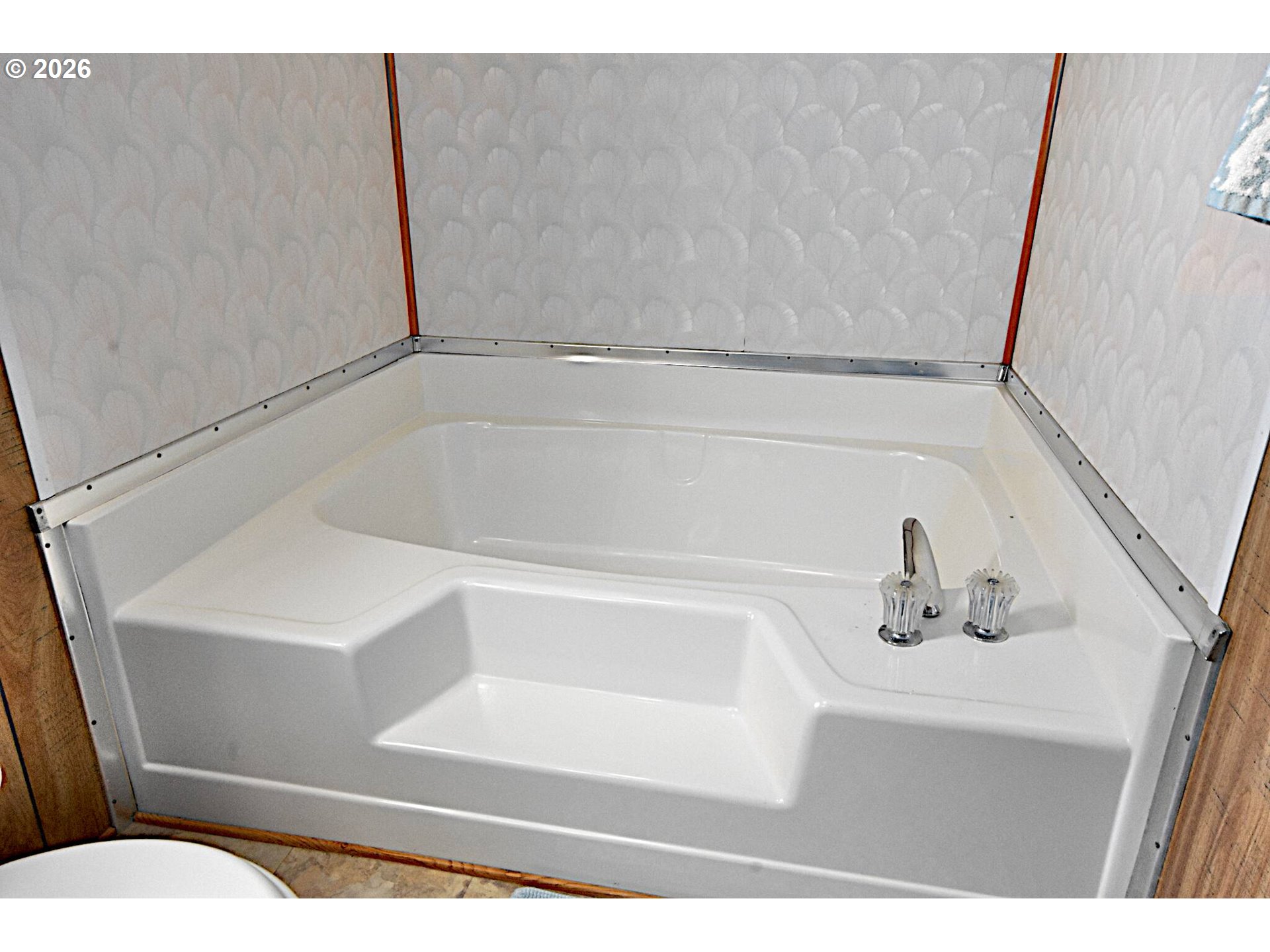 569 South 51st Place Springfield, OR 97478 - Photo 12 of 40 a bathroom with a sink and bathtub