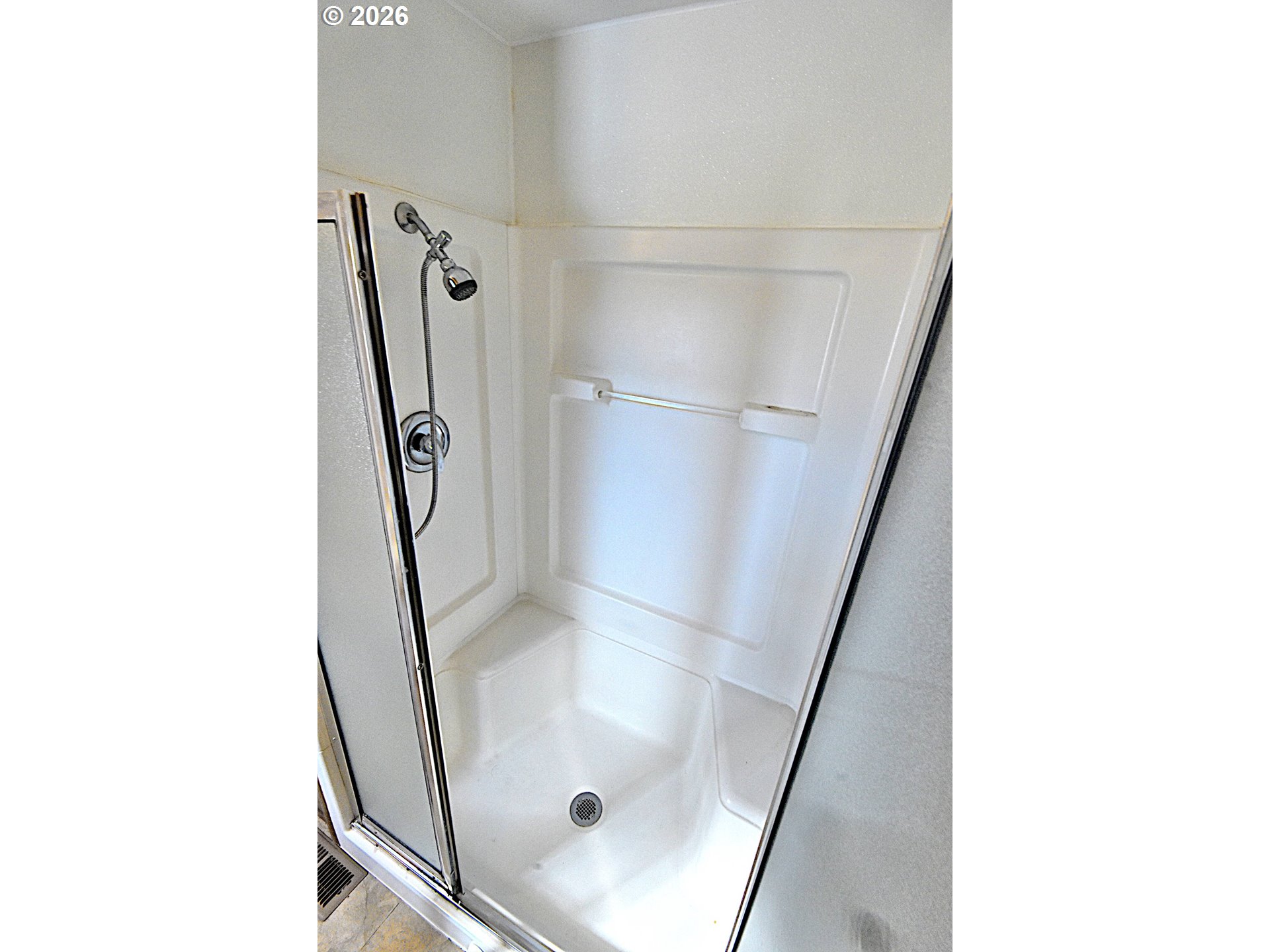 569 South 51st Place Springfield, OR 97478 - Photo 13 of 40 a view of a hallway