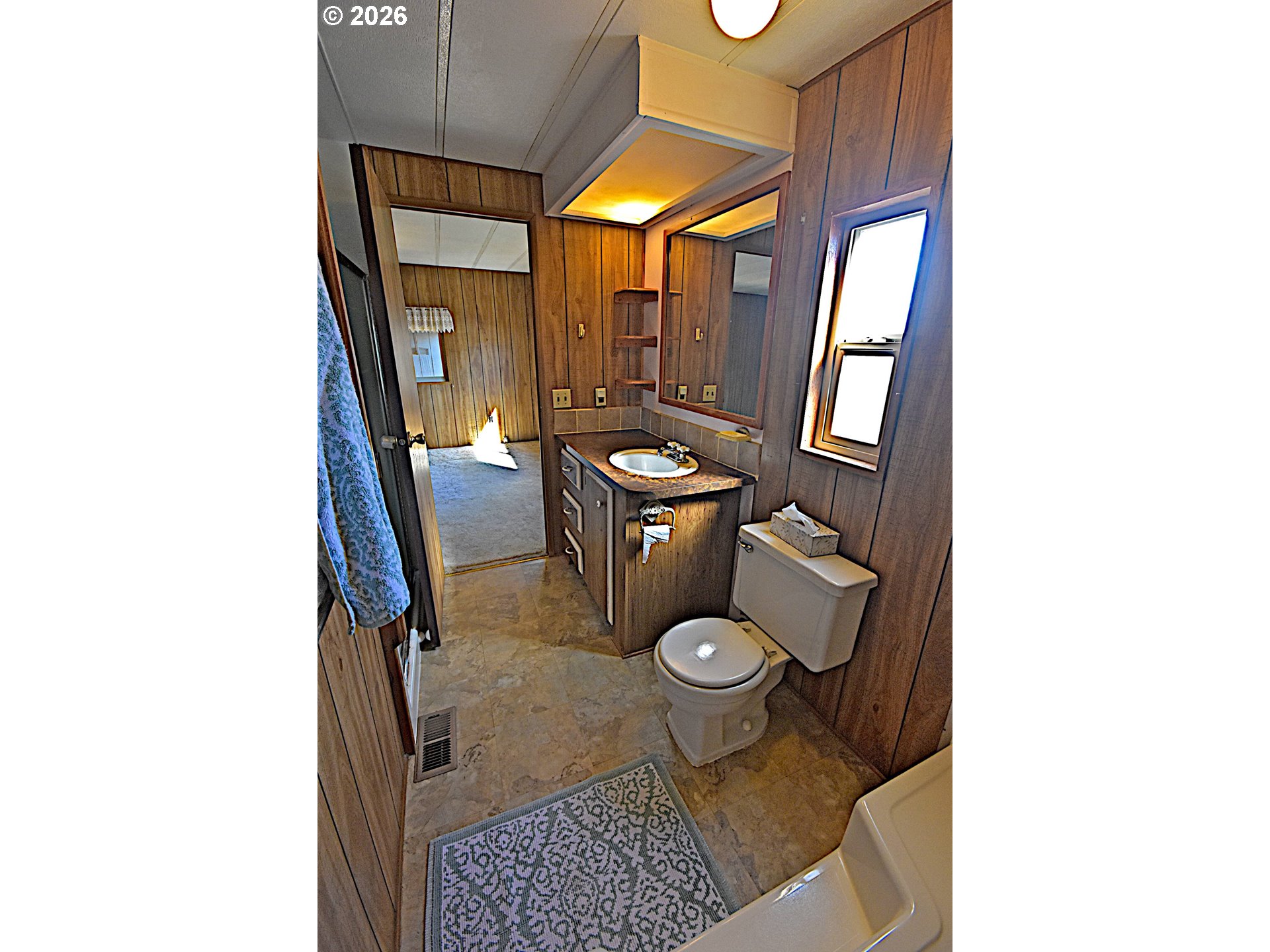 569 South 51st Place Springfield, OR 97478 - Photo 14 of 40 a bathroom with a toilet and a sink