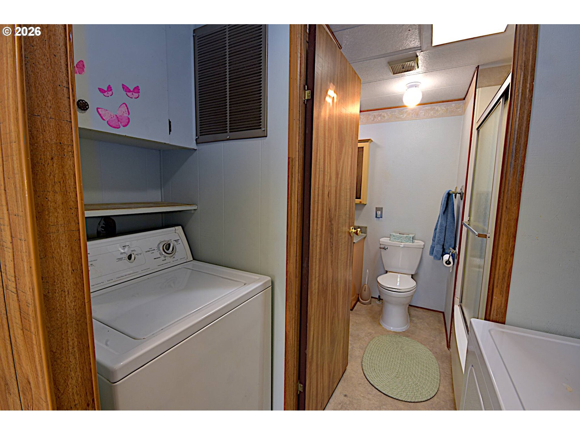 569 South 51st Place Springfield, OR 97478 - Photo 19 of 40 a bathroom with a toilet and a sink