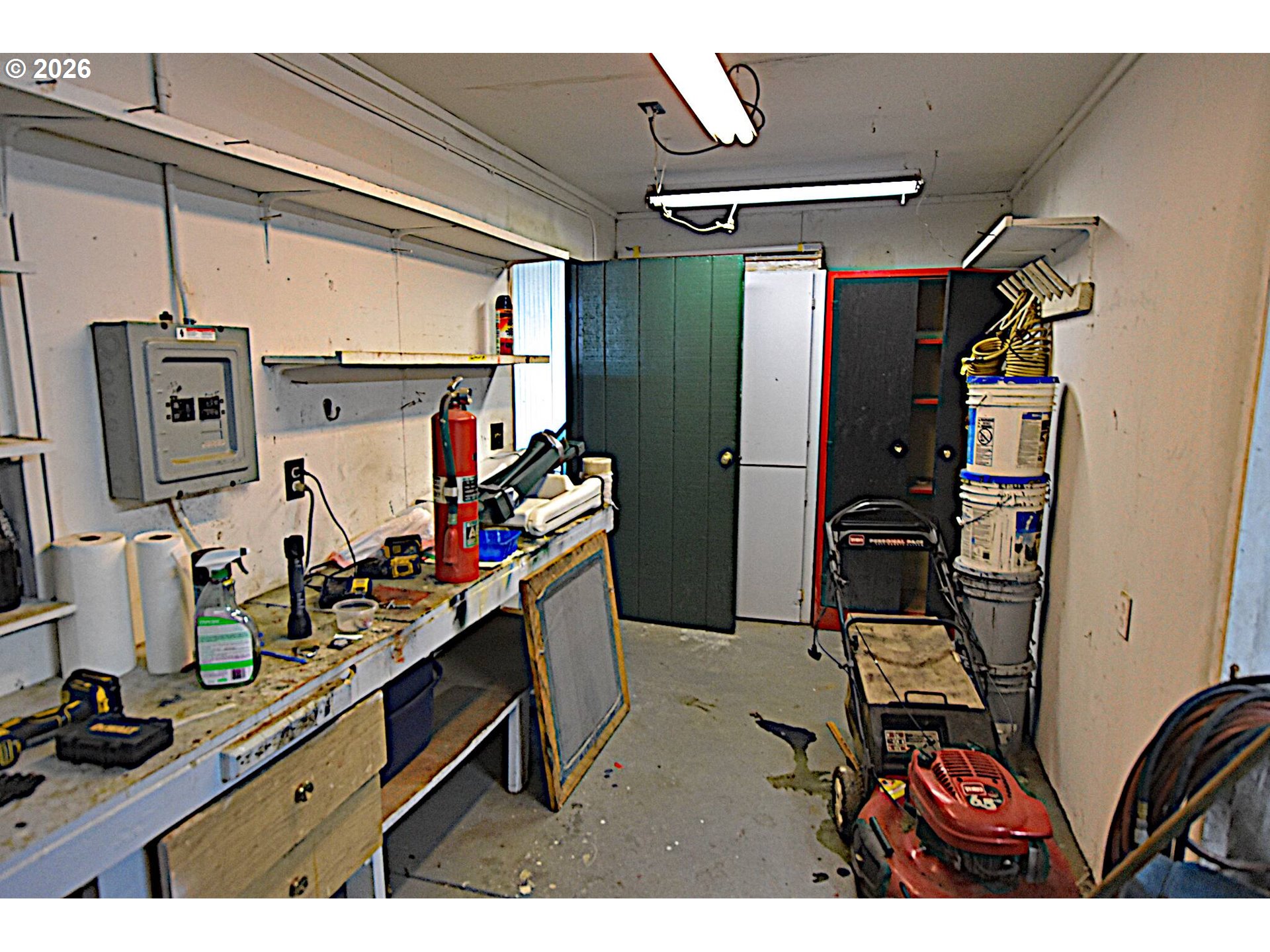 569 South 51st Place Springfield, OR 97478 - Photo 33 of 40 a kitchen view of a living room