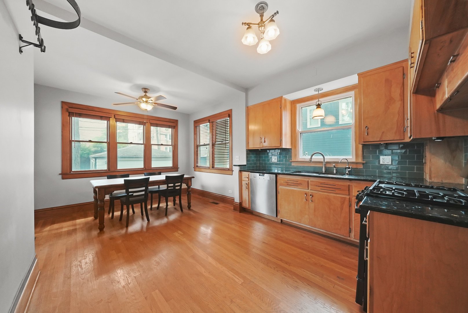 95 Forest Avenue Riverside, IL 60546 - Photo 9 of 27