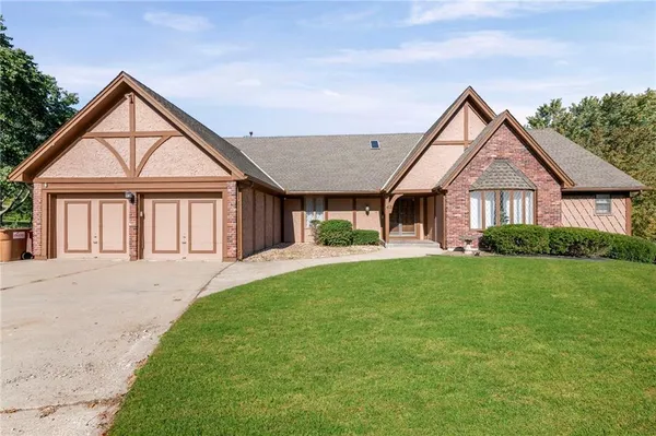 $560,000 | 413 Northeast Greenway Drive, Blue Springs, MO 64014