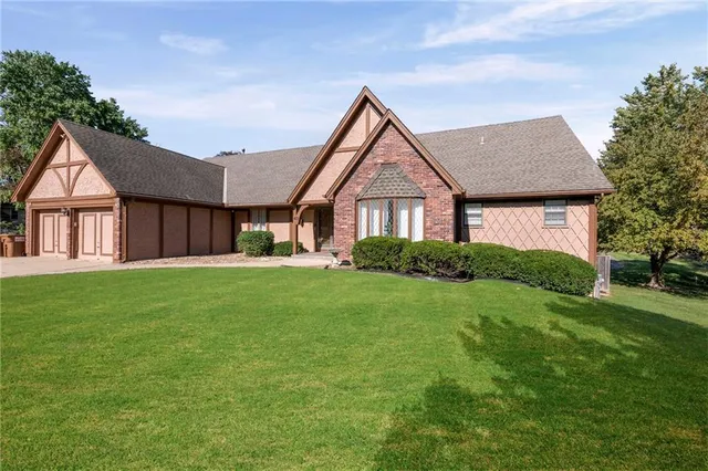 $575,000 | 413 Northeast Greenway Drive, Blue Springs, MO 64014