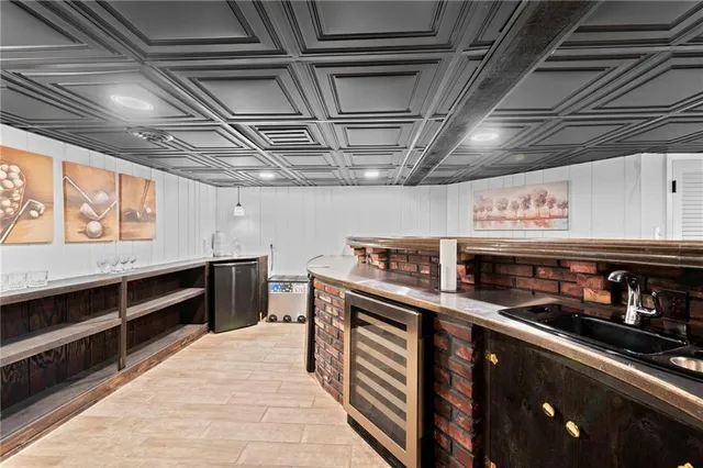 $575,000 | 413 Northeast Greenway Drive, Blue Springs, MO 64014