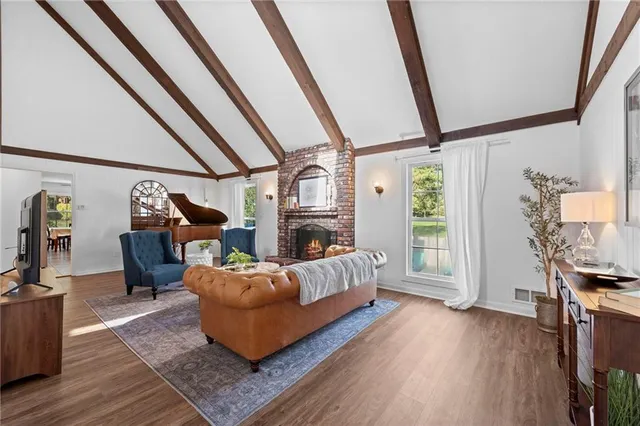 $575,000 | 413 Northeast Greenway Drive, Blue Springs, MO 64014