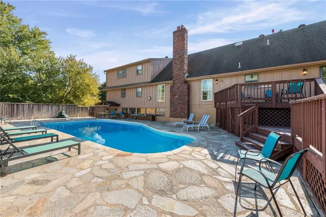 $575,000 | 413 Northeast Greenway Drive, Blue Springs, MO 64014