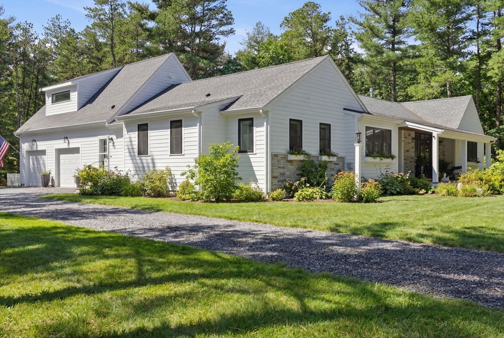 a view of a yard in front of house