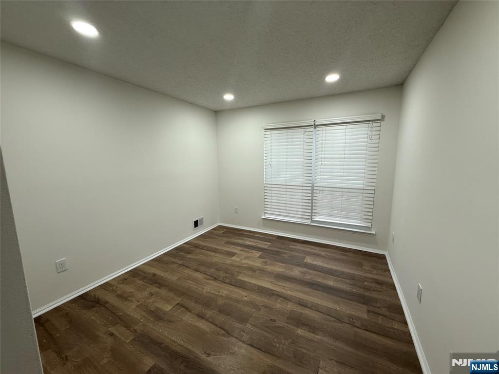250 Larch Lane Mahwah, NJ 07430 - Photo 14 of 20