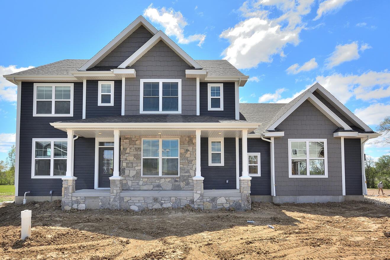 8175 Bluebird Court Mequon, WI 53097 - Photo 2 of 38 111 EMPS (1)