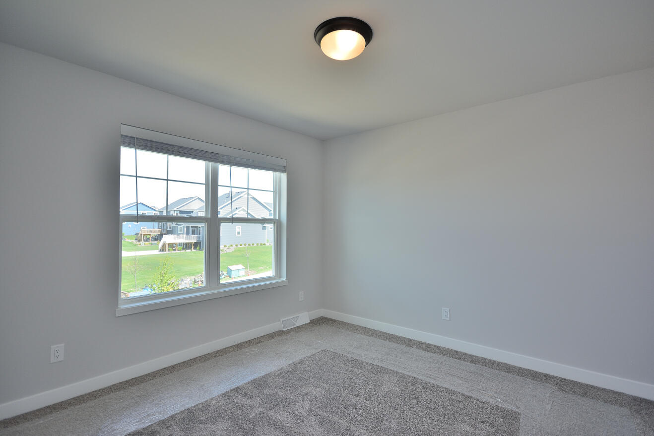 8175 Bluebird Court Mequon, WI 53097 - Photo 22 of 38 111 EMPS (18)