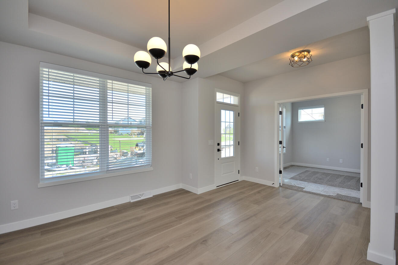 8175 Bluebird Court Mequon, WI 53097 - Photo 6 of 38 111 EMPS (4)