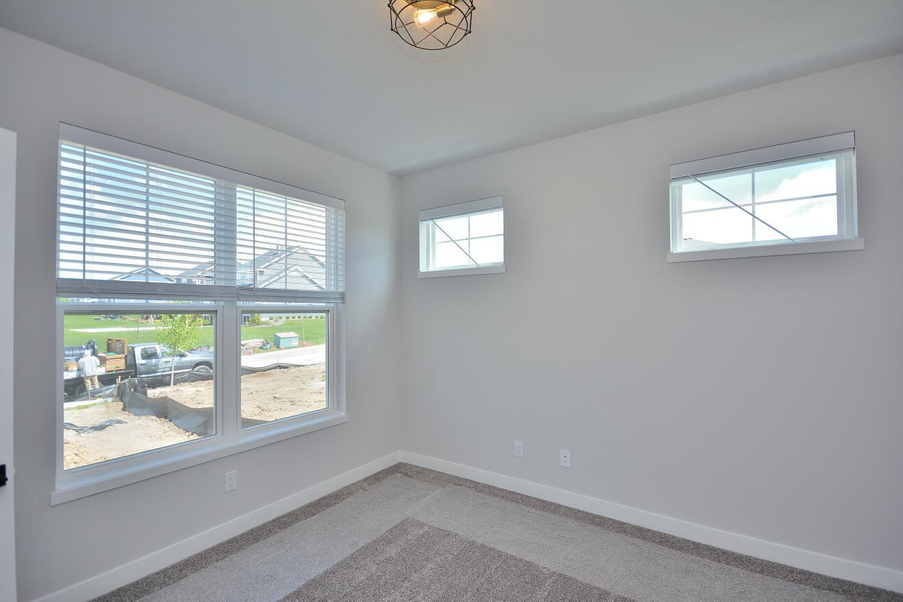 8175 Bluebird Court Mequon, WI 53097 - Photo 7 of 38 111 EMPS (5)