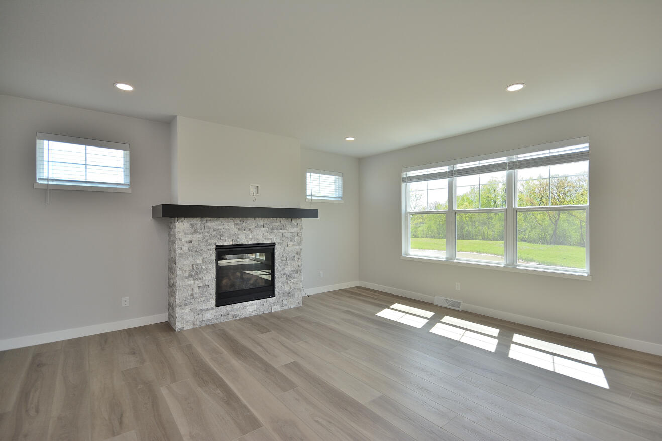 8175 Bluebird Court Mequon, WI 53097 - Photo 8 of 38 111 EMPS (6)