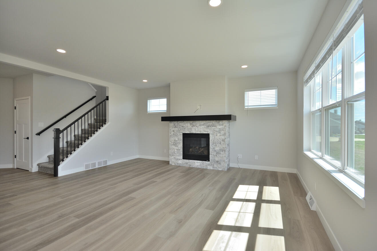 8175 Bluebird Court Mequon, WI 53097 - Photo 9 of 38 111 EMPS (7)