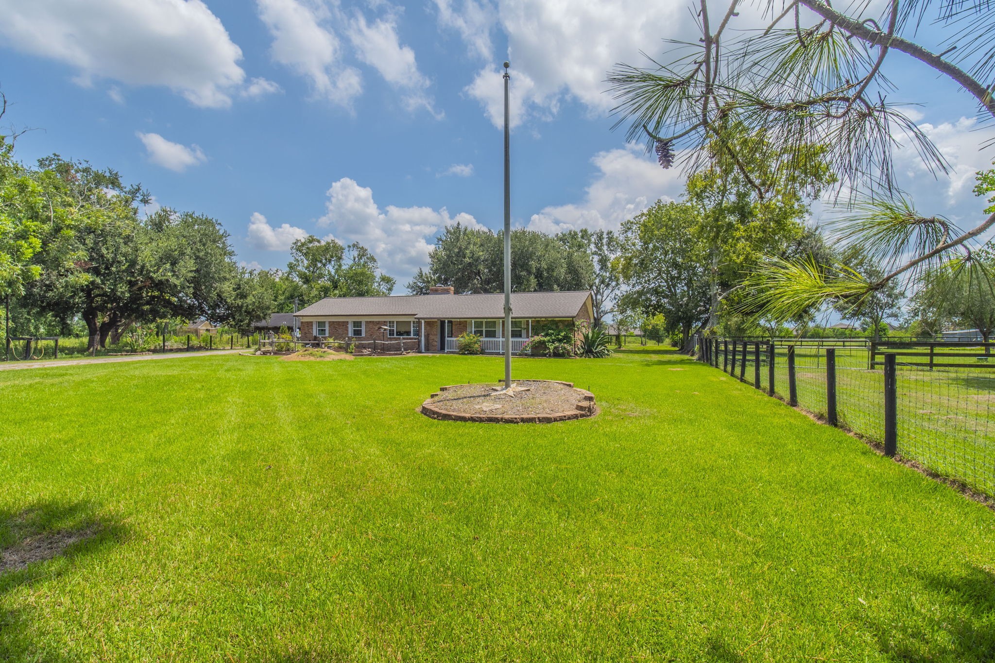 9235 Ruth Road Rosharon, TX 77583 - Photo 5 of 46