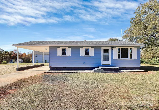 a view of a house with backyard and garden