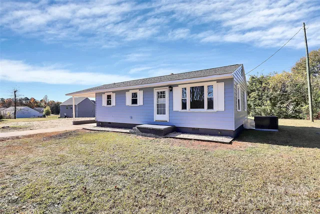 a view of a house with backyard and garden