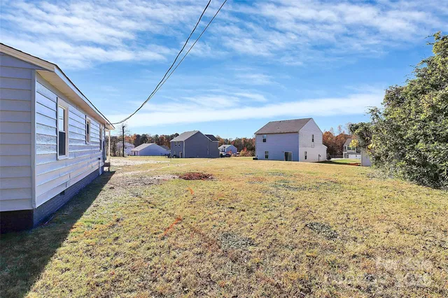 a view of a house with a yard