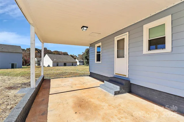 a view of backyard of the house