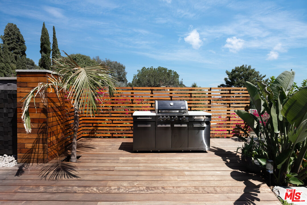 7211 Chelan Way Los Angeles, CA 90068 - Photo 29 of 38 a view of outdoor space